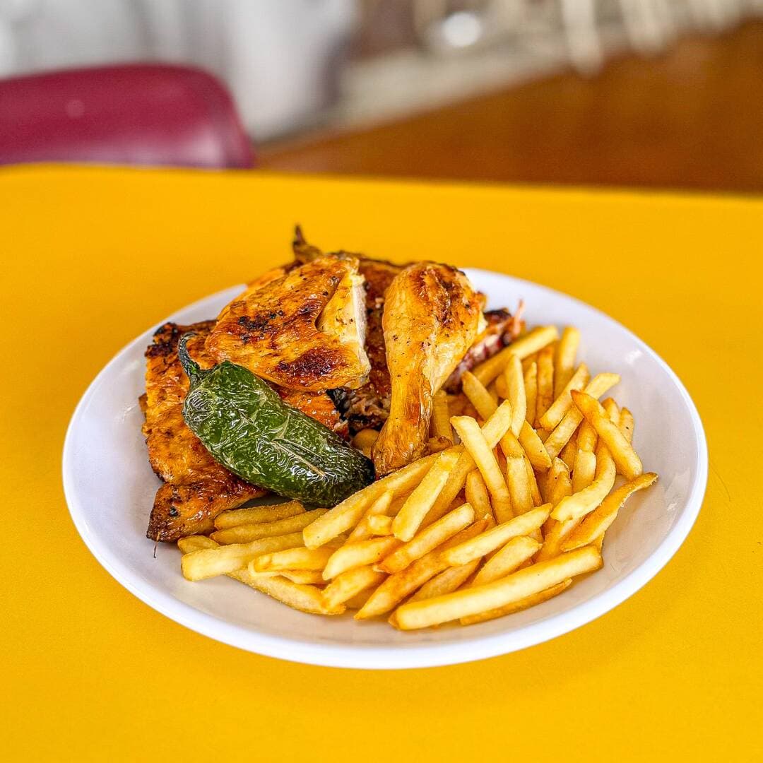 1/2 Pollo Asado con Papas Fritas