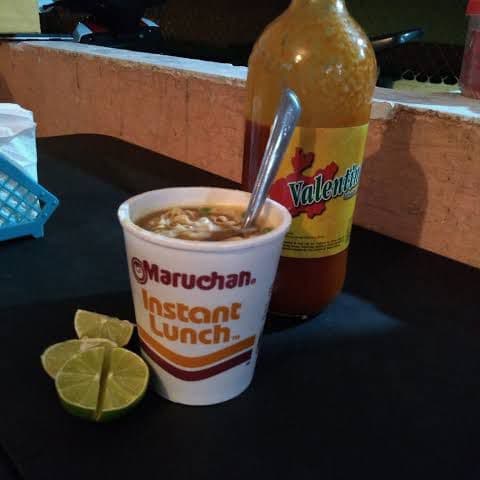 Maruchan con salsa y limon