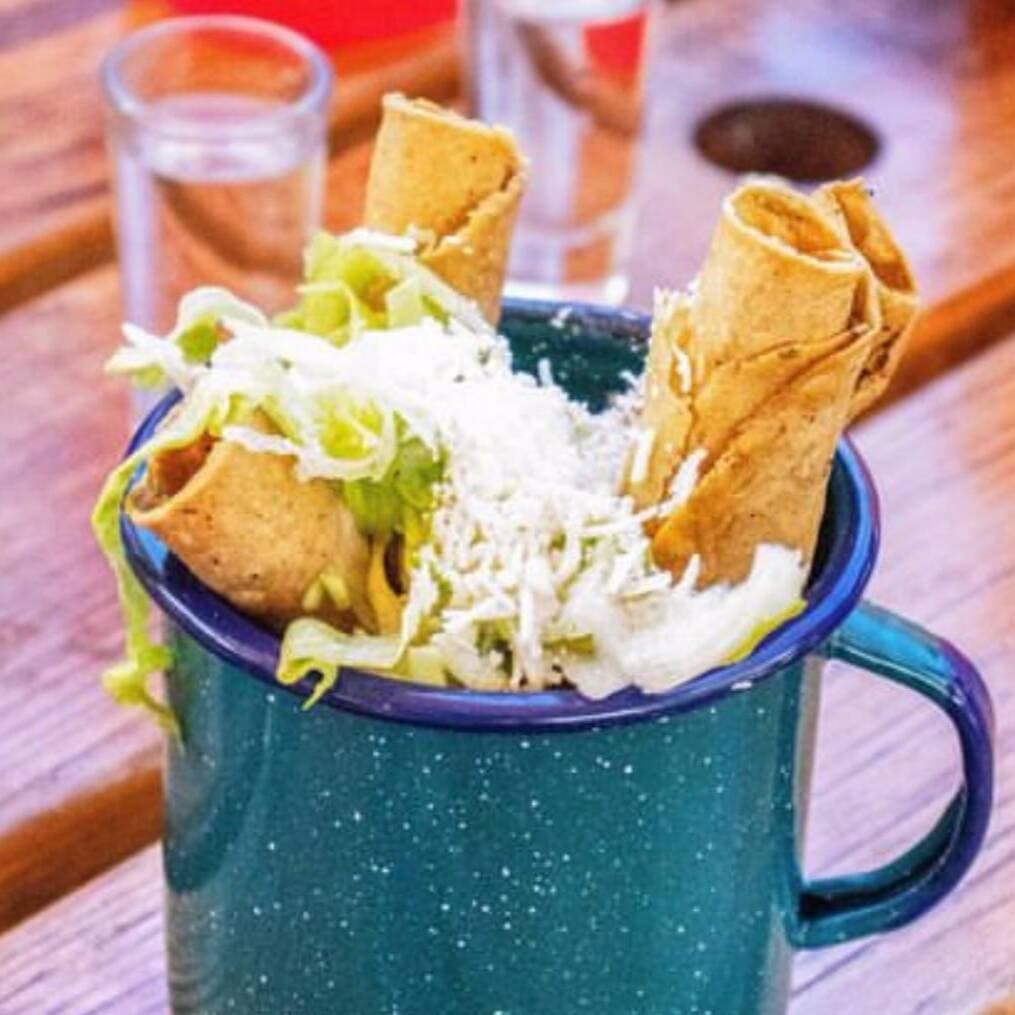 Tacos Dorados de Pollo Ahogados en Salsa Verde