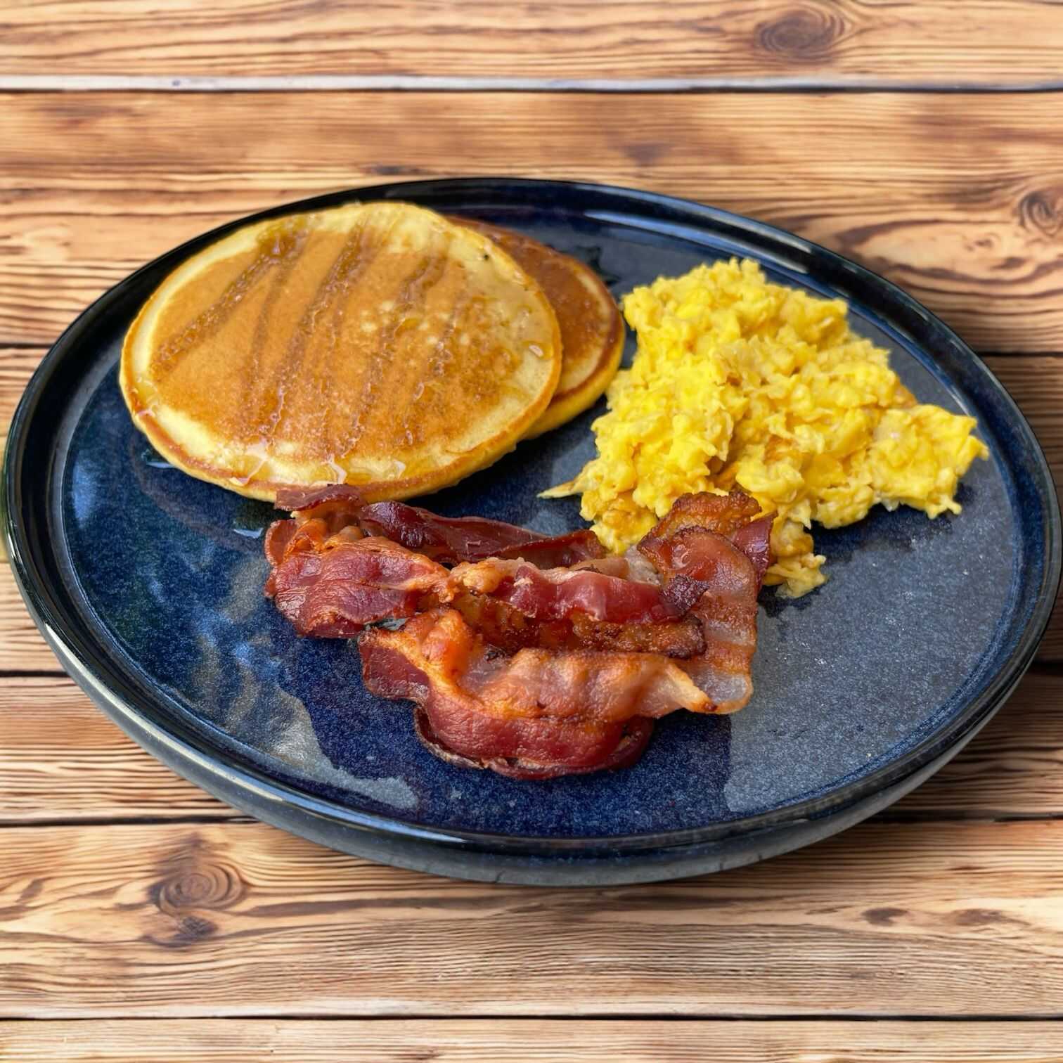 Hot Cakes con Huevo Revuelto y Tocino