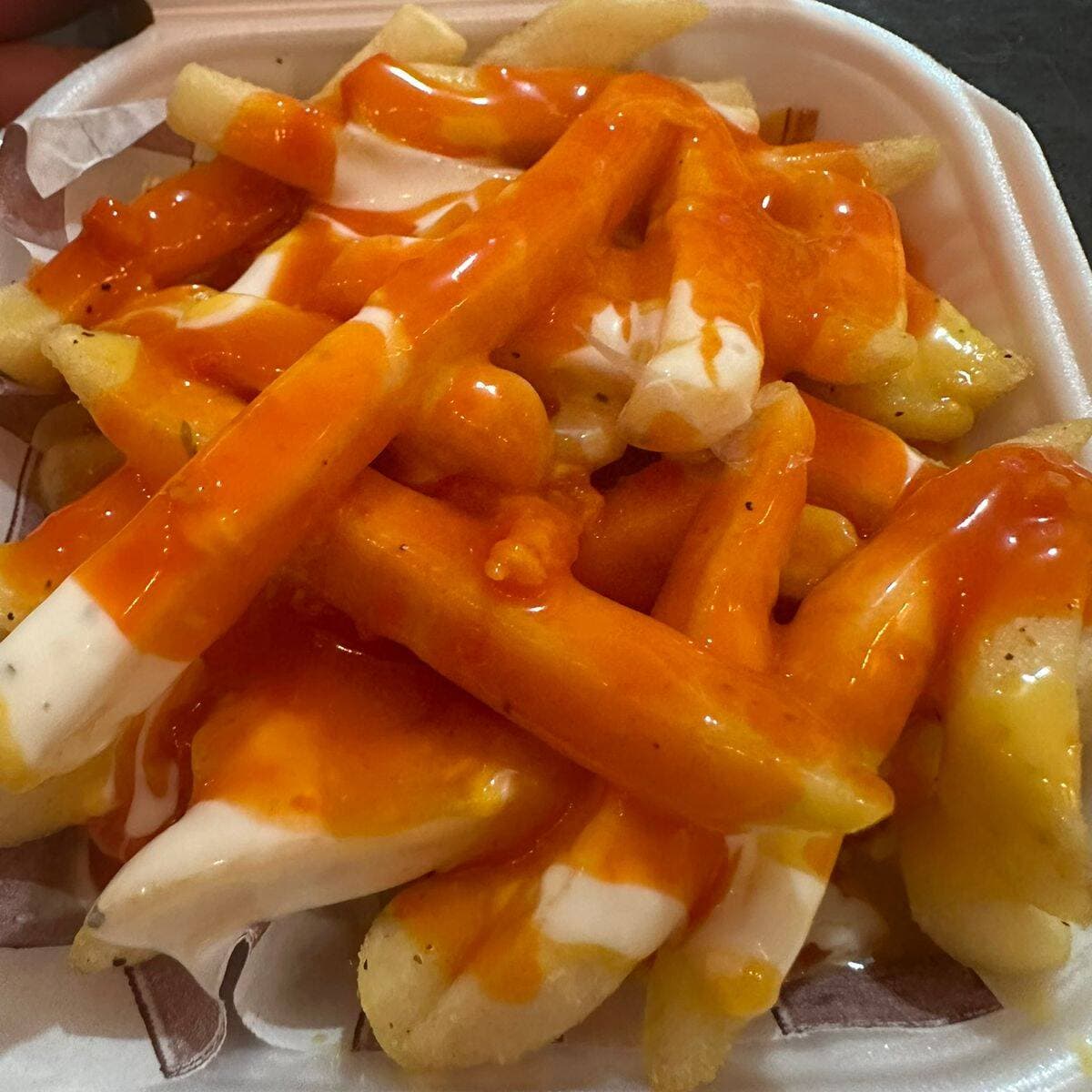 Orden de Papas Bañadas con Queso, Ranch y Salsa