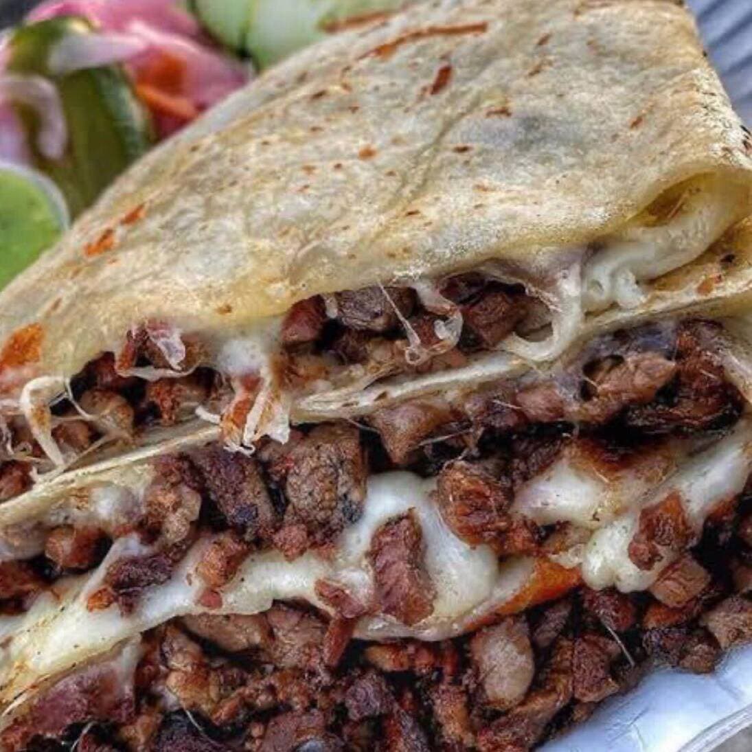 Quesadilla con Carne Asada y Taco de Asada