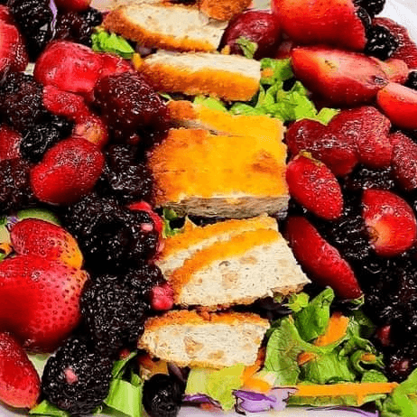 ENSALADA FRUTOS ROJOS & POLLO EMPANIZADO GDE.