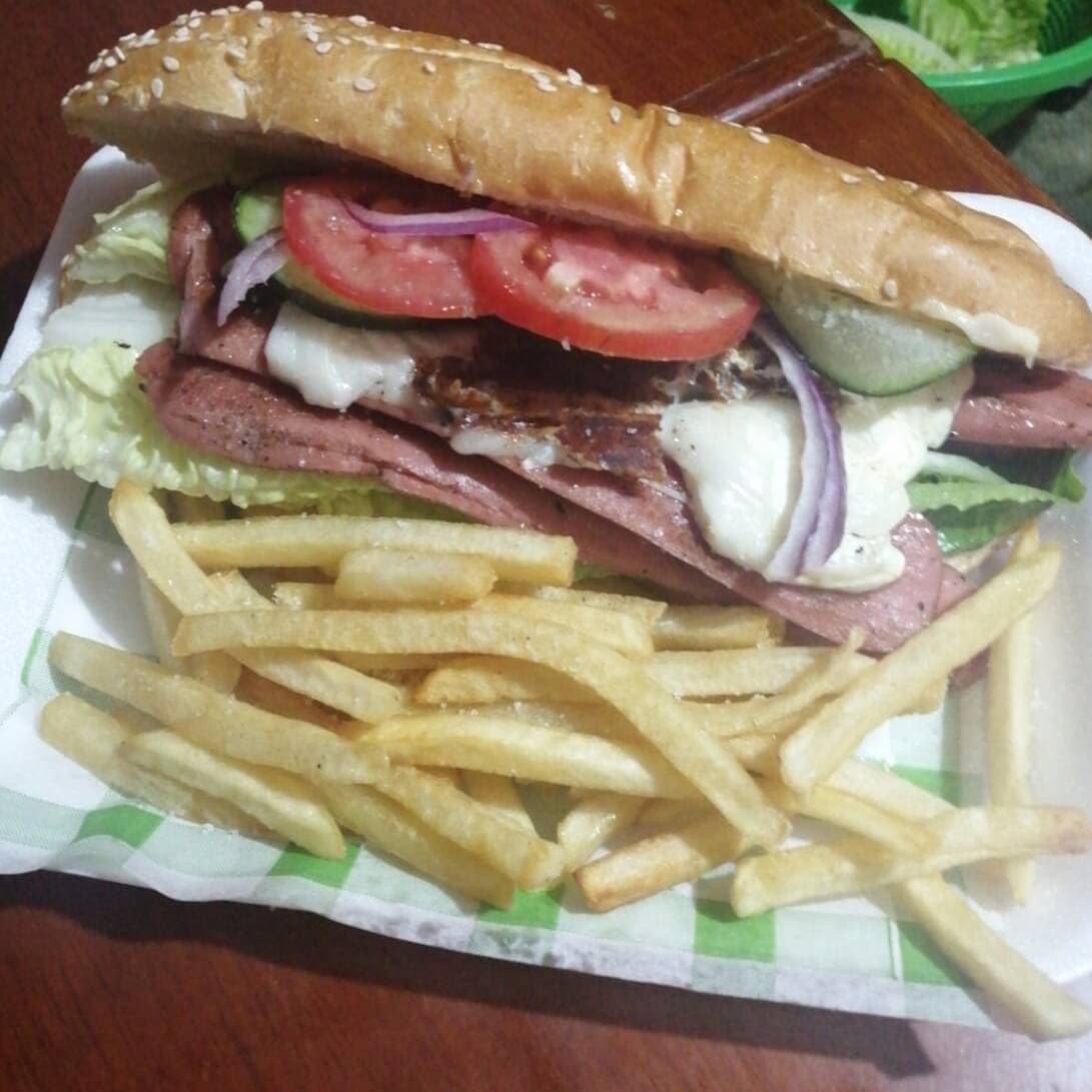 Baguettine de Salchicha Asada con Papas