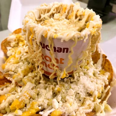 Maruchan con Elote y Sabritas