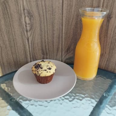 Muffin de Arándanos con Jugo de Piña
