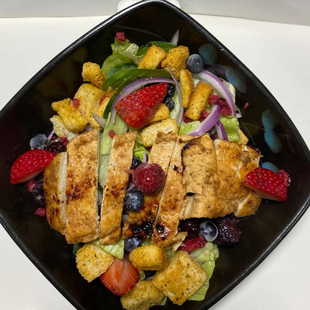 ENSALADA FRUTOS ROJOS +PROTEINA