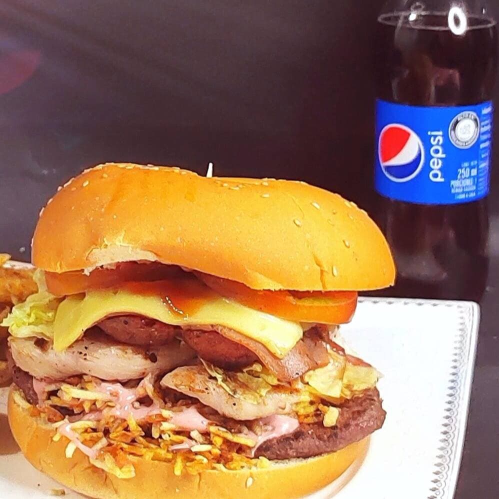 Combo Hamburguesa Media Libra 3 Pisos+Papa+Bebida