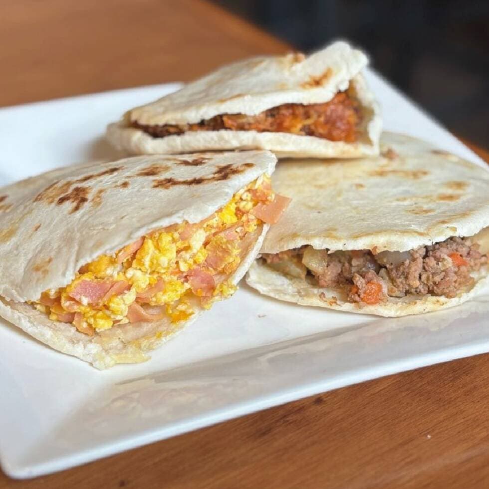 Gordita de Maíz Rellena de Rajas con Queso