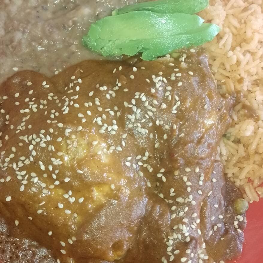 Mole Con Pollo Pierna/Muslo/Arroz/Papas y Bebida.