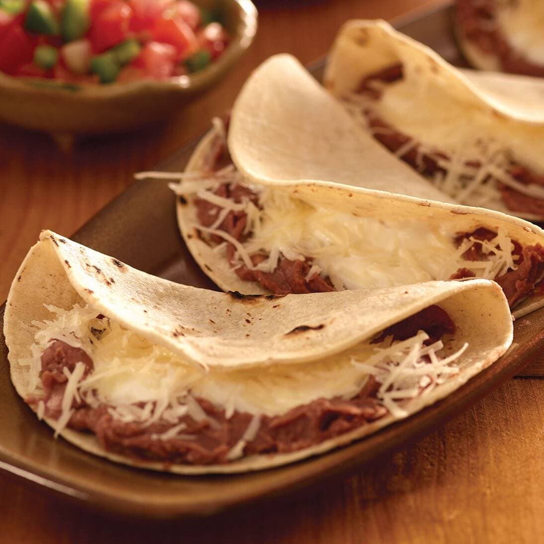Taco de frijoles Refritos con Queso Chihuahua