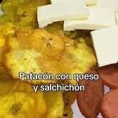 Patacón con queso y salchichon