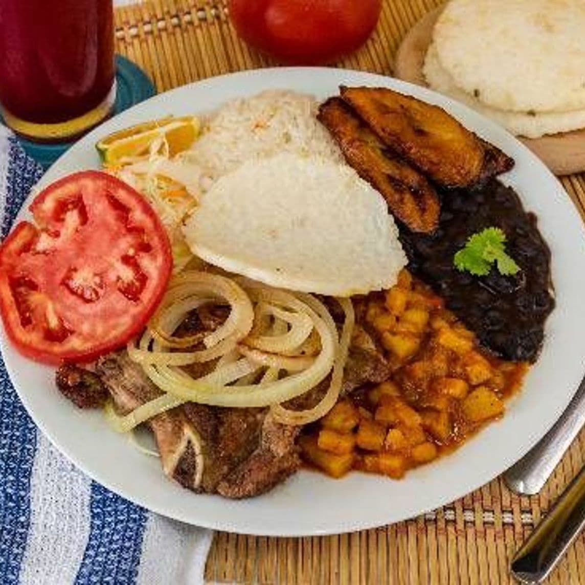 Casado Típico (Incluye refresco natural)