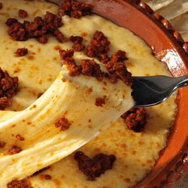 Queso Fundido con Chorizo