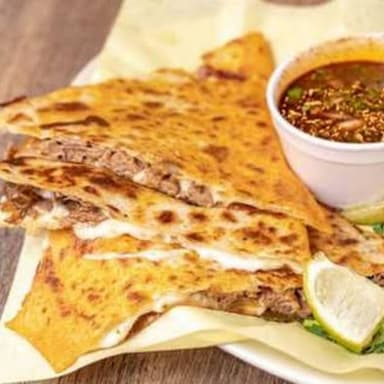 Quesadillón de Birria y Consomé