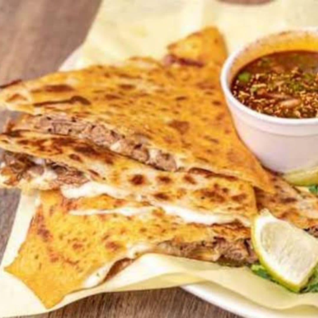 Quesadillón de Birria y Consomé