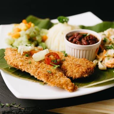 Pescado Empanizado + Bebida + 3 Acompañamientos