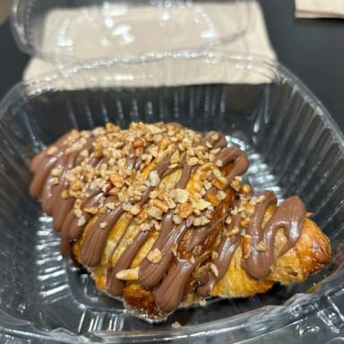 Croissant Relleno y Decorado de NUTELLA y Nuez