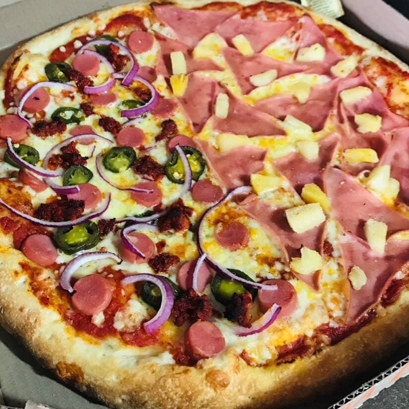 Pizza Mitad Mexicana y Mitad Hawaiana Grande