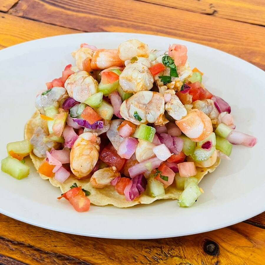 TOSTADA DE CEVICHE DE CAMARON CRUDO
