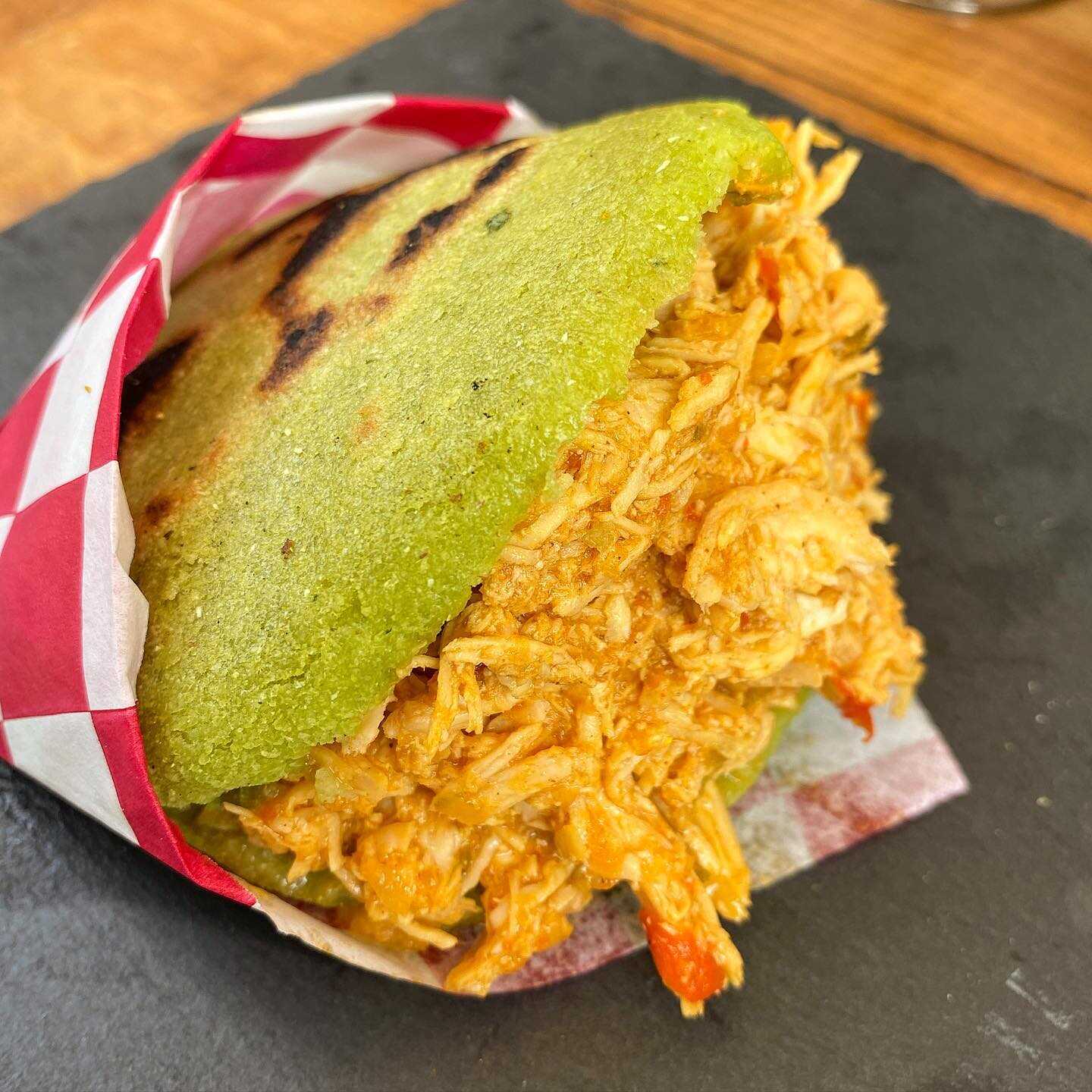 Arepa con Pollo deshebrado