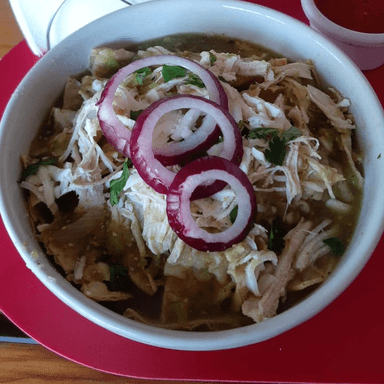 Chilaquiles con Pollo (pechuga Deshebrada).