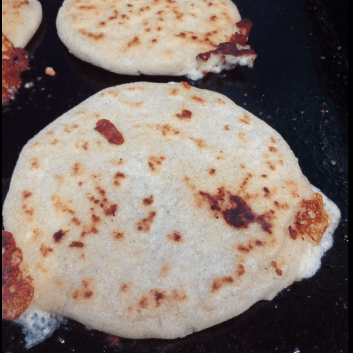 Pupusa Grande de Pollo y Queso