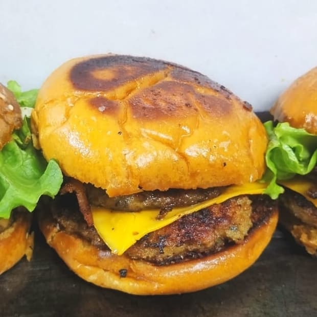 Hamburguesa Doble Carne con Papas.