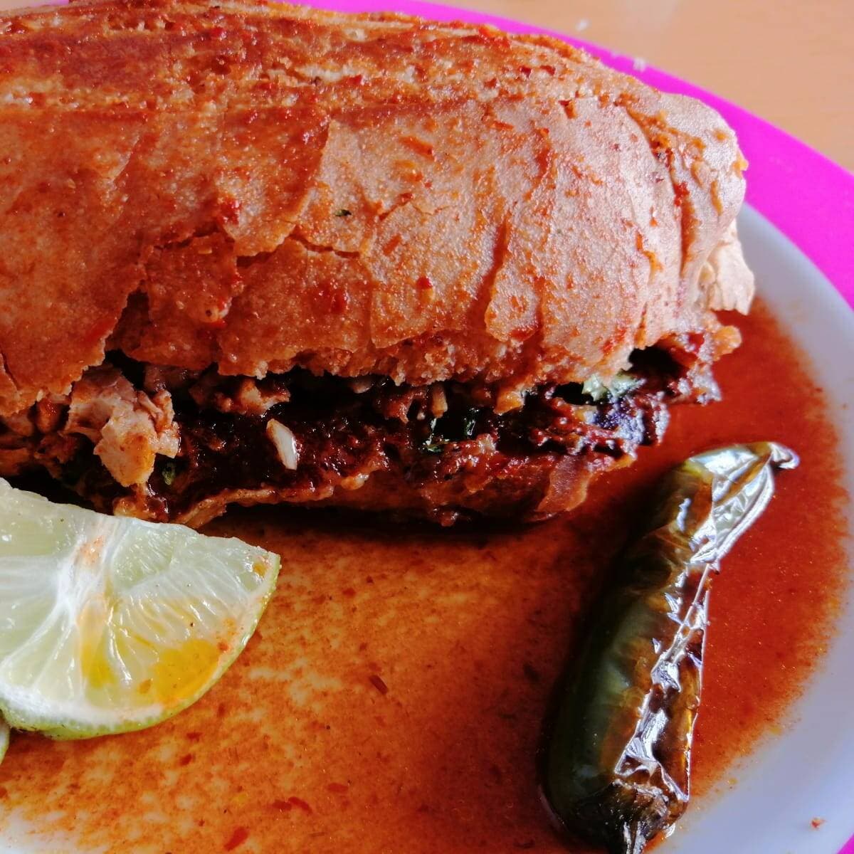 Torta ahogada de birria