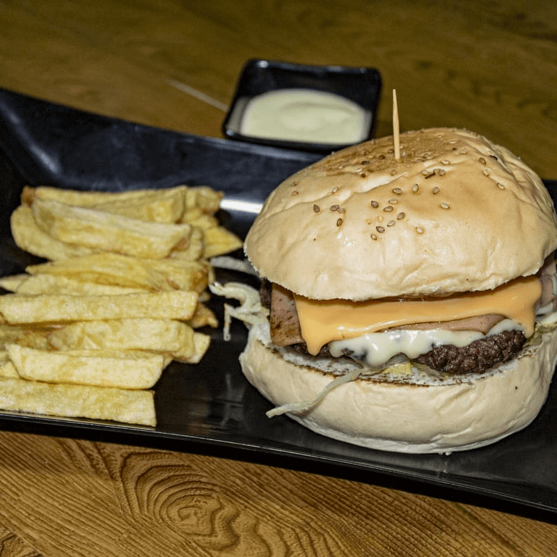 Burger Sencilla  + Papas fristas