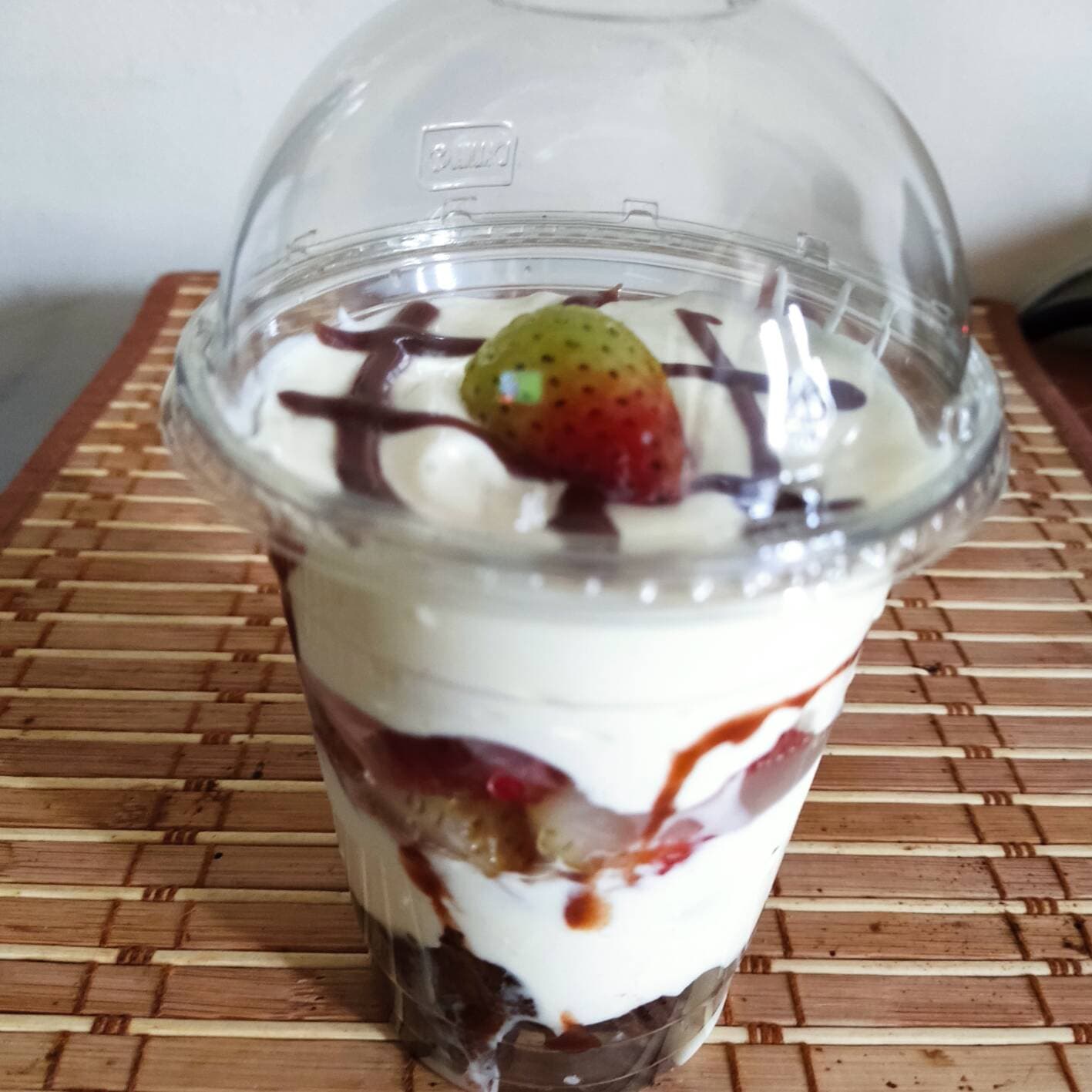 POSTRE DE CREMA BATIDA Y FRUTAS 12 oz