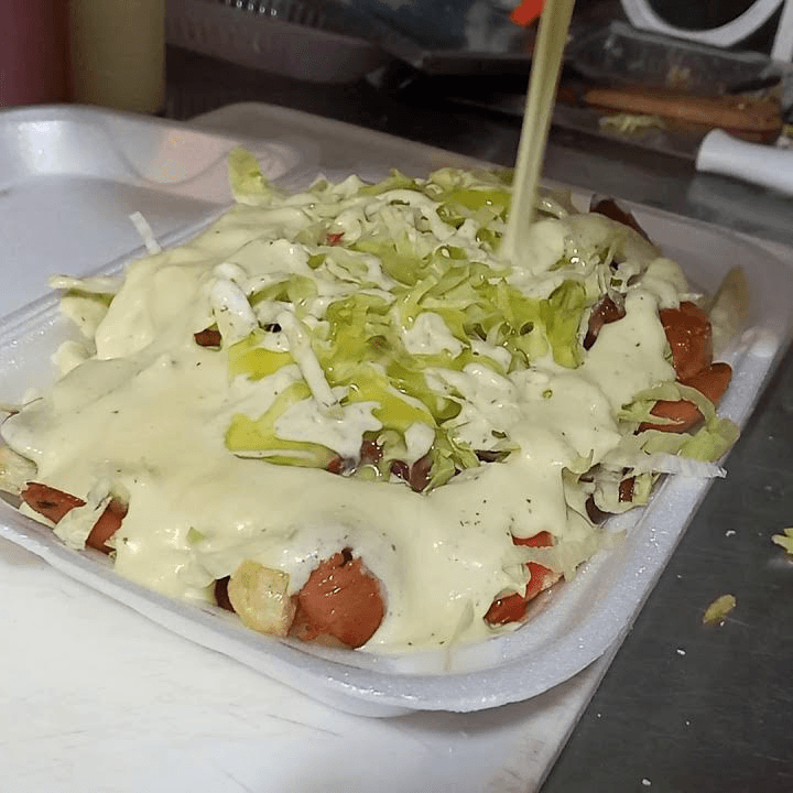 Salchipapa con Queso Costeño