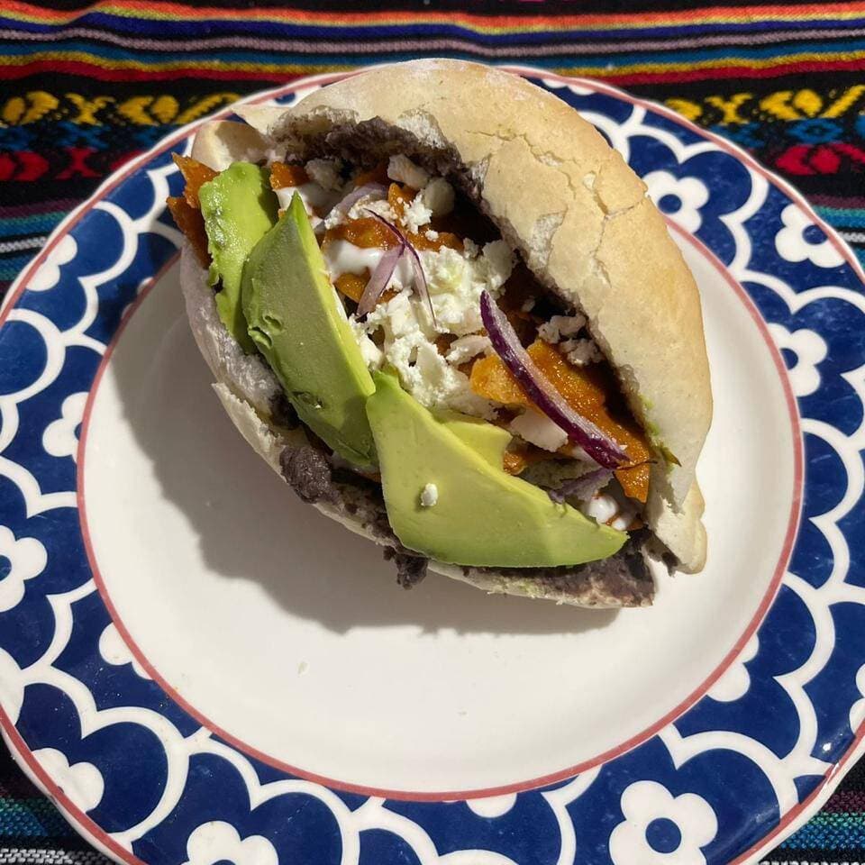 TORTA DE CHILAQUILES ROJOS- CON POLLO DESHEBRADO