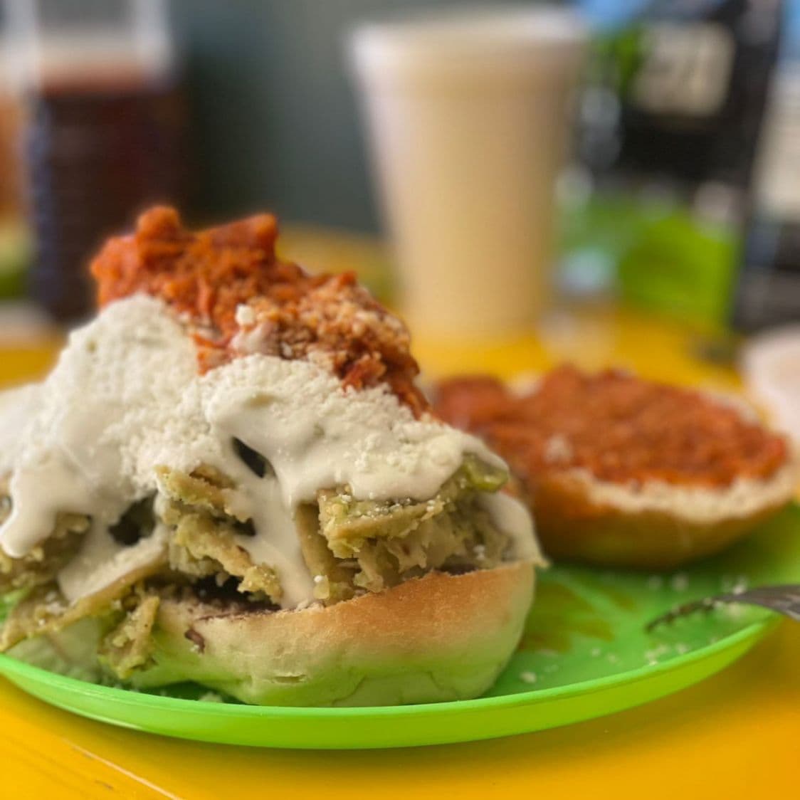 Torta de Chilaquiles con Chicharrón