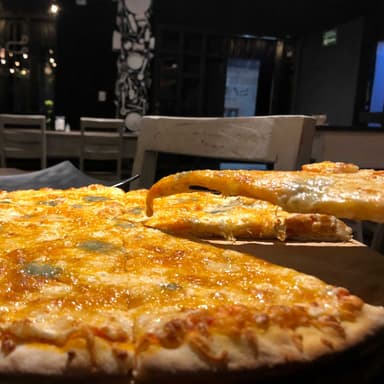 Pizza a la leña Familiar Sei Formaggi