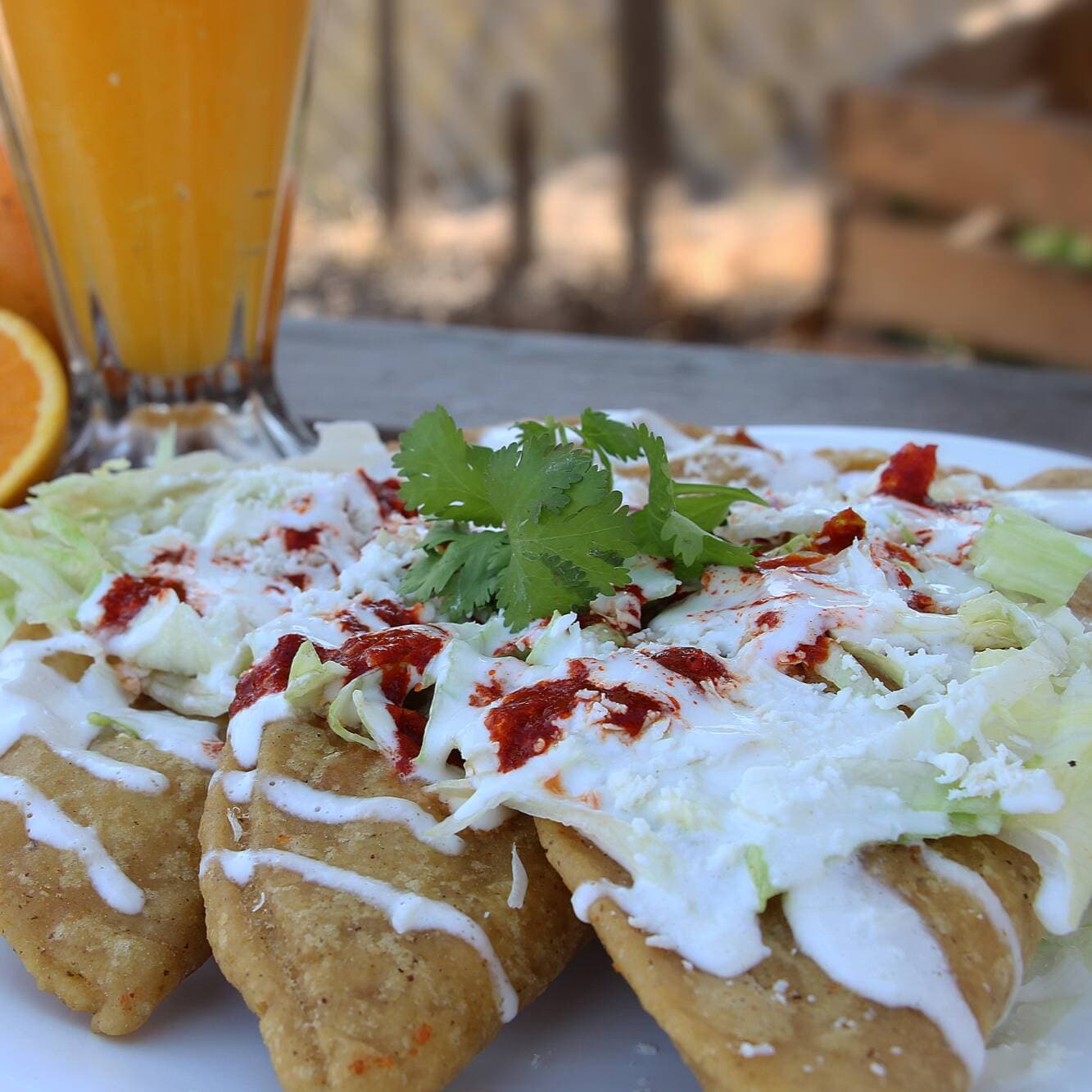 Quesadilla de Deshebrada Con Crema+Refresco