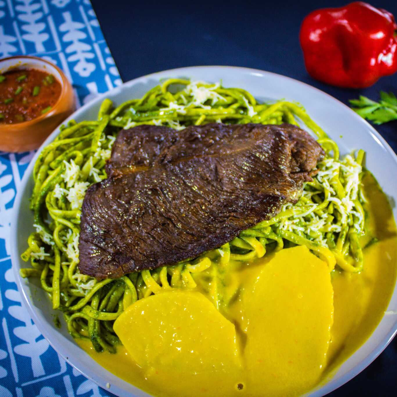 Tallarines Verdes con Bistec Frito