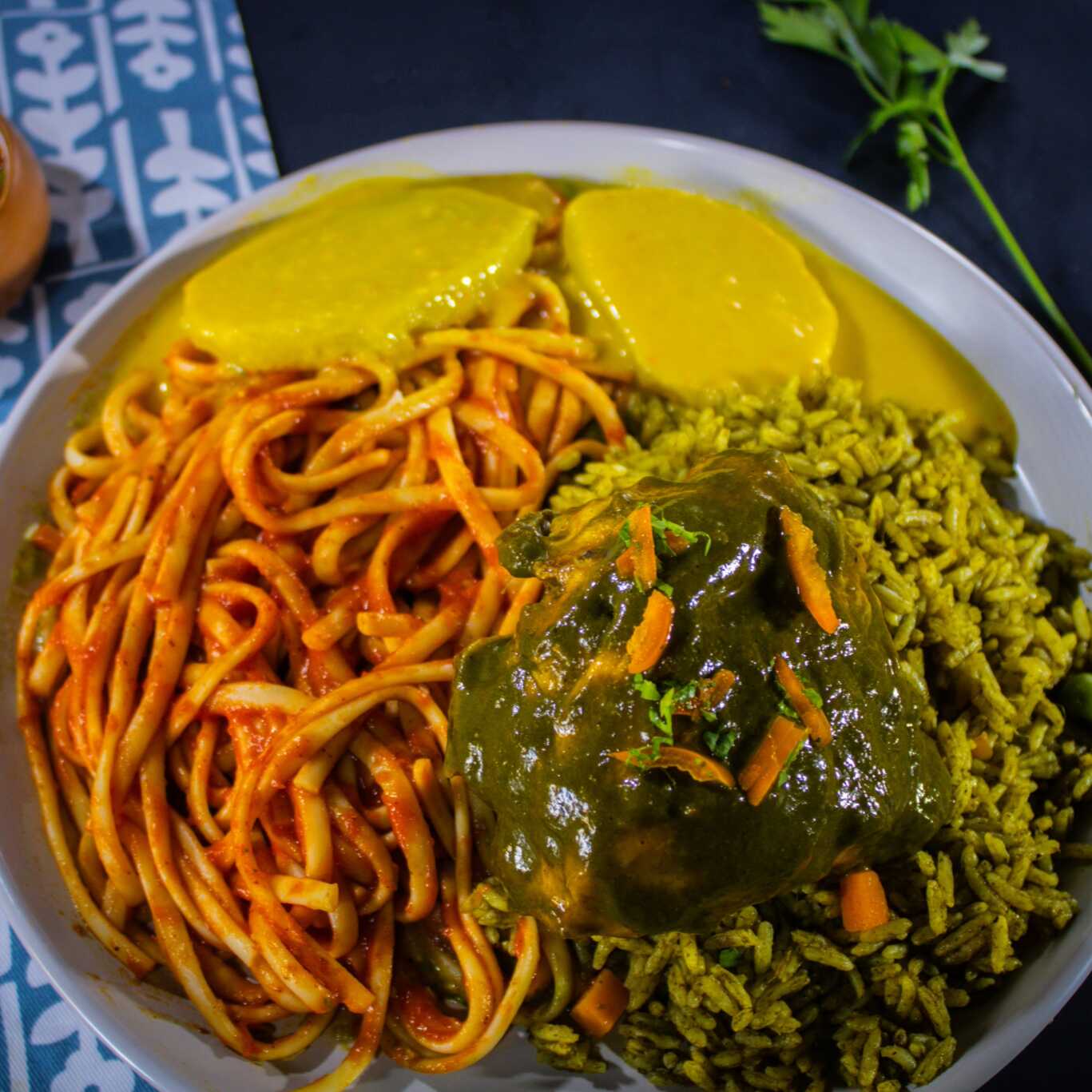 Arroz con Pollo + Tallarines Rojos/Papa Huancaina