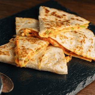 Quesadilla Combinada + Porcion de Frijoles Fritos