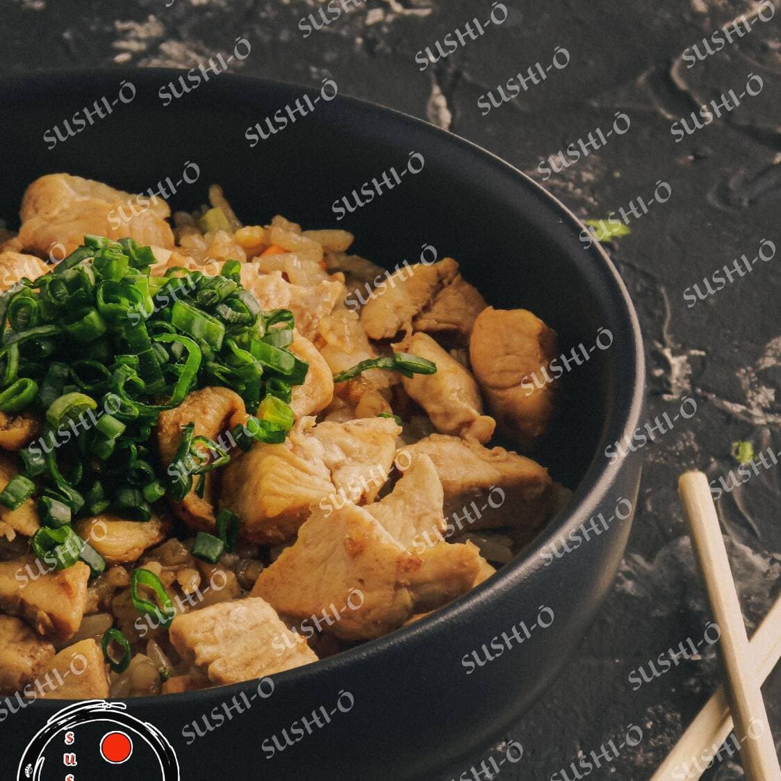 Arroz Yakimeshi Pollo y Verduras Teriyaki