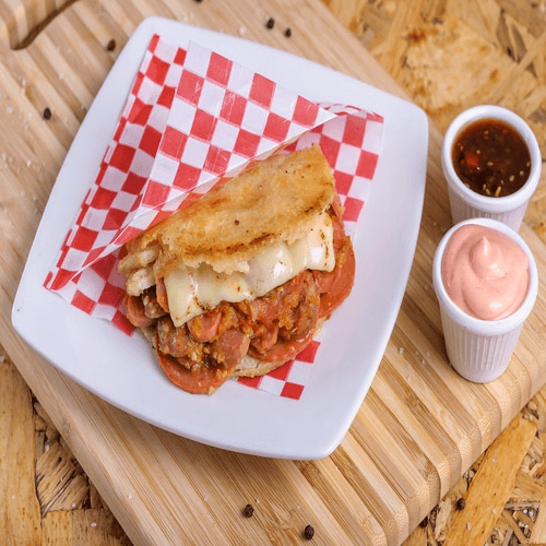 Arepa Desmechada Salami