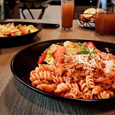 Pasta Bolognese con Ensaladita