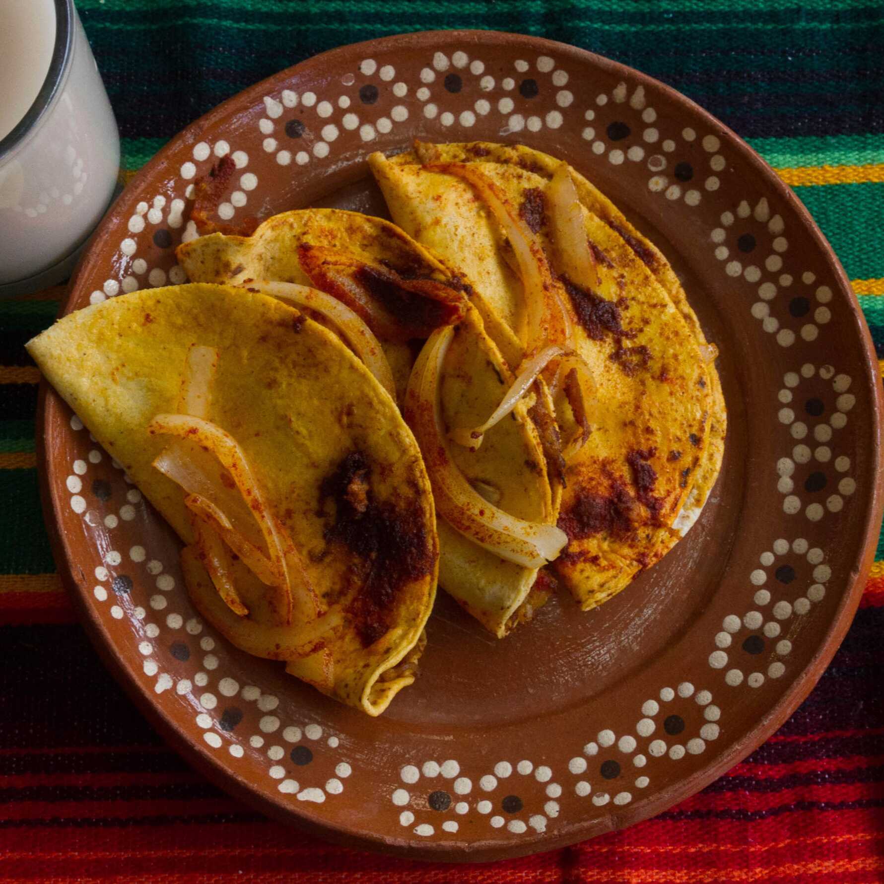 Taco de Canasta de Mole Rojo