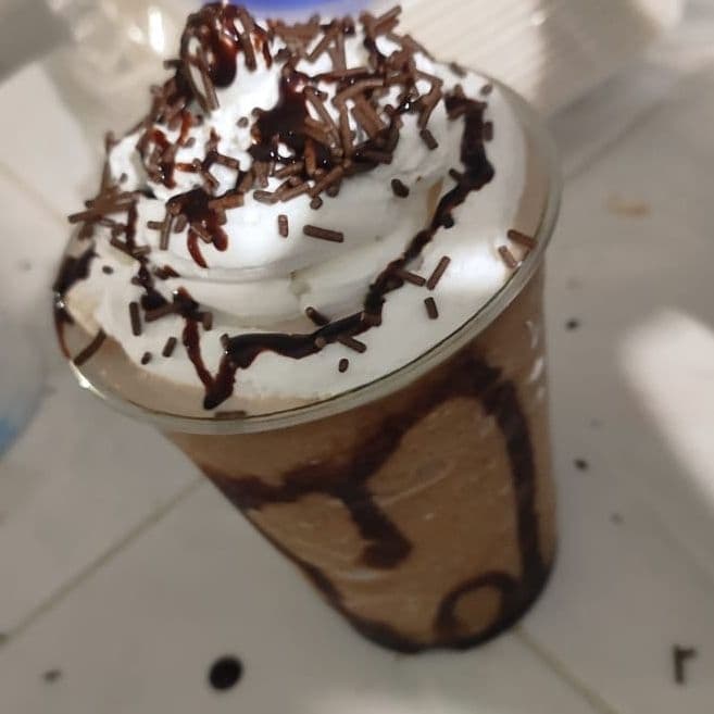 Combo crepa jamón con tres queso frappé moka