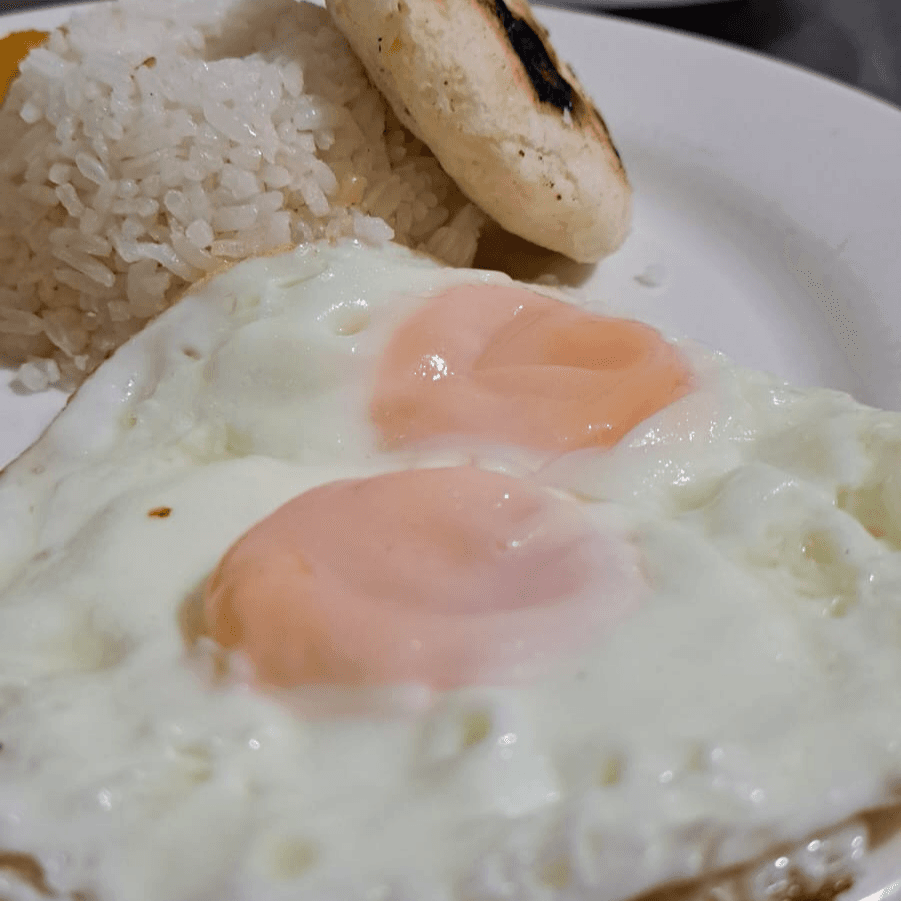 COMBO: HUEVOS CASEROLA+BEBIDA