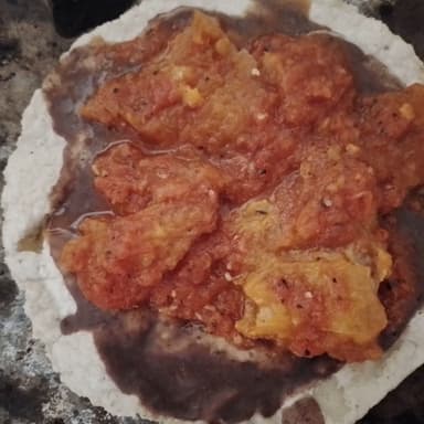 Memela de Salsa de Chicharrón