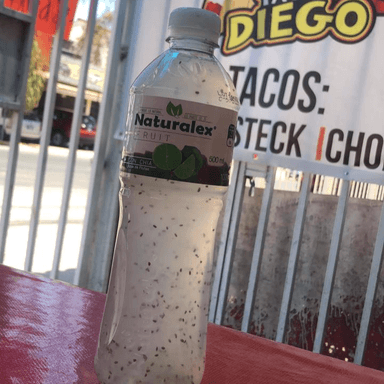 Agua limón y chía