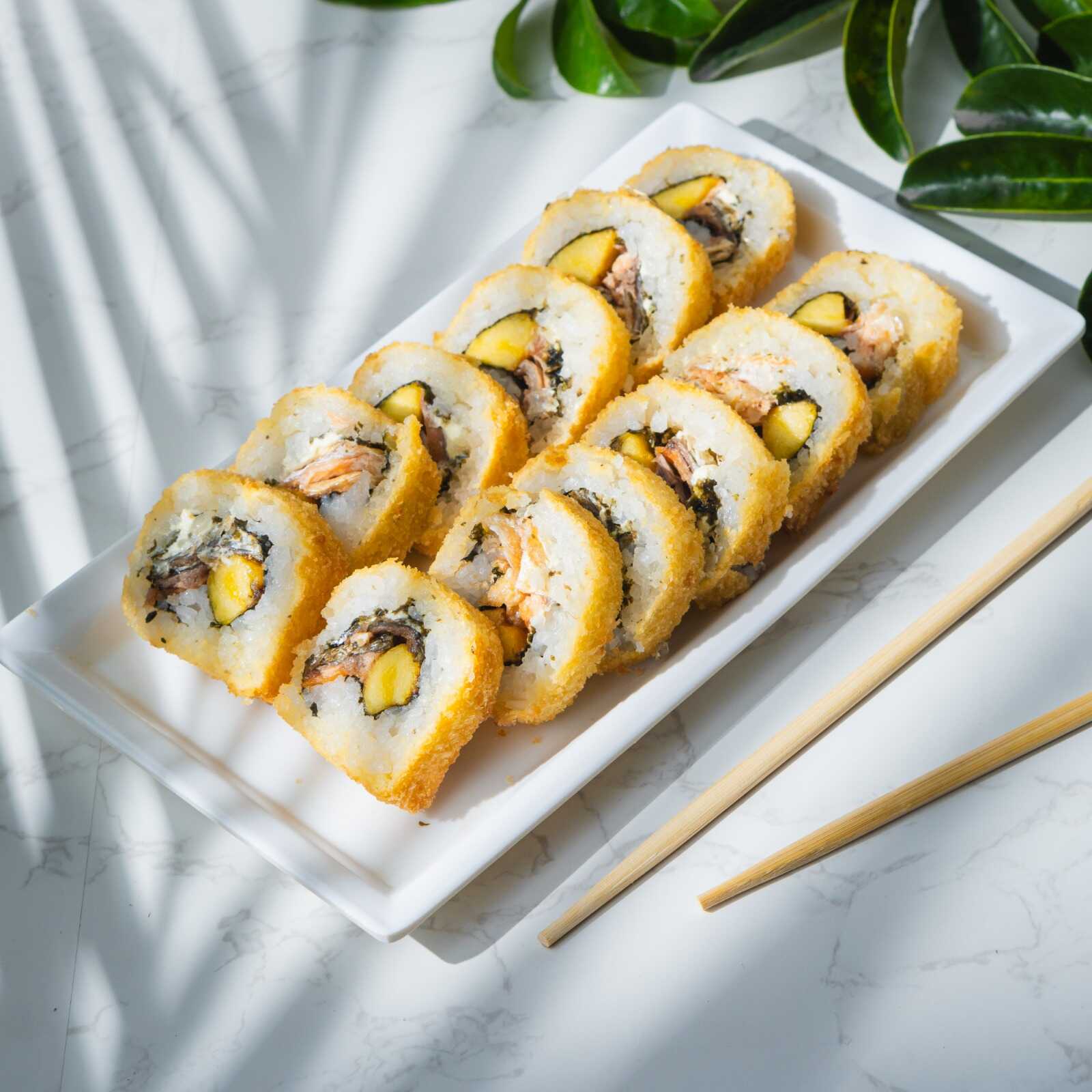 12 Bocados de Sushi Salmón Skin Tempura