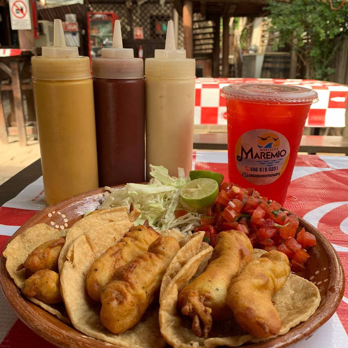 Tres Tacos de Pescado y Una Bebida