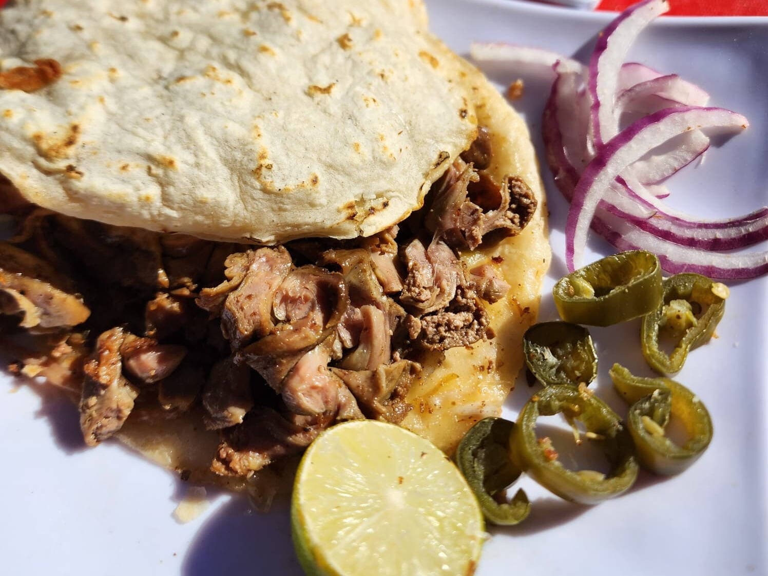 Quesabirrias El Compadre Iker y Carnitas El Cochito Valiente
